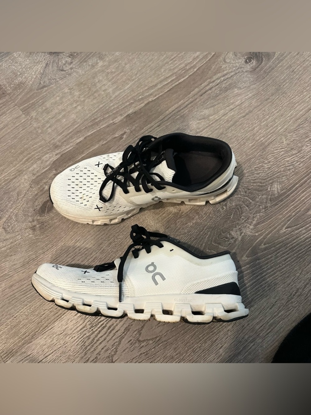 White and black on cloud running sneakers womens 7.5